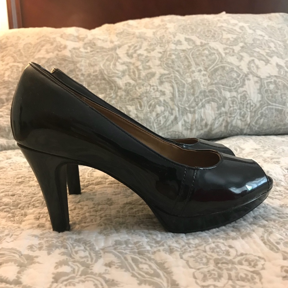 **Like New** Clark’s Black Peep toe heels